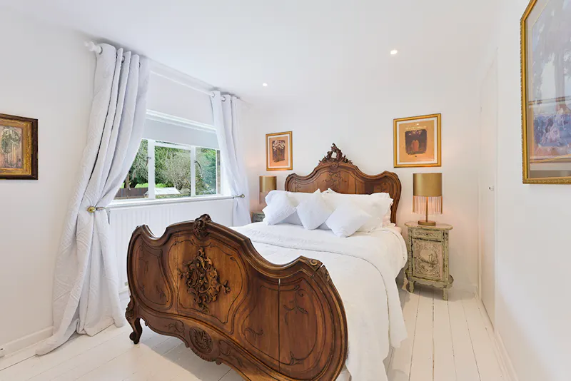 Bedroom at American style Esher house, D797 (photo 102)
