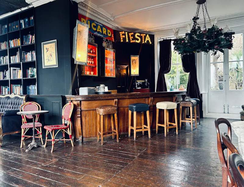 Bar at Eclectic house in Hackney, F407 (photo 2)