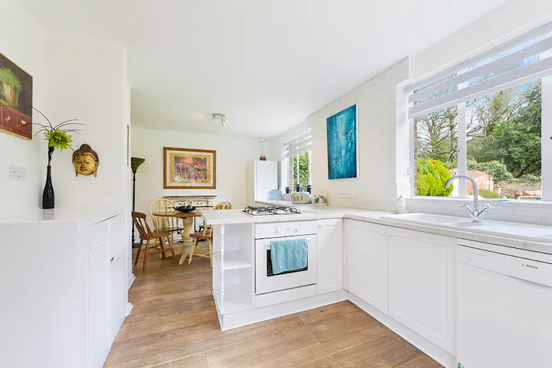 Kitchen at American style Esher house, D797 (photo 119)
