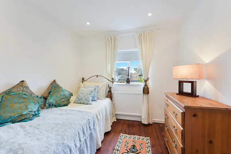 Bedroom - child's at American style Esher house, D797 (photo 122)