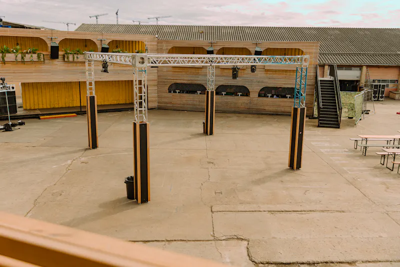 Courtyard at Brutalist space in Canning Town, N543 (photo 29)