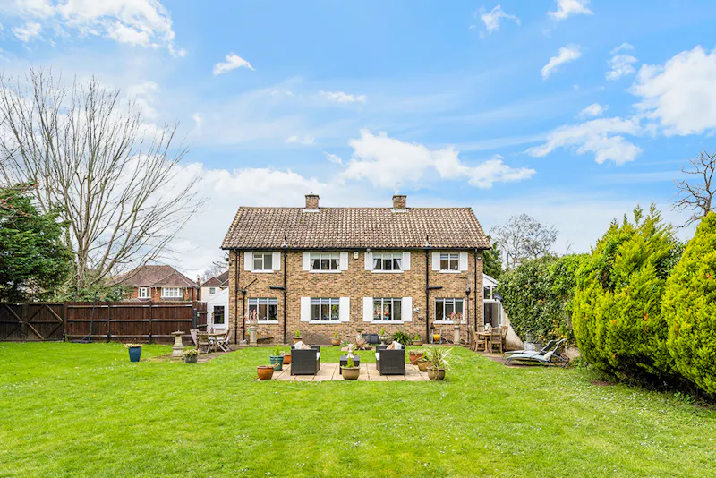 Terrace/Patio at American style Esher house, D797 (photo 135)