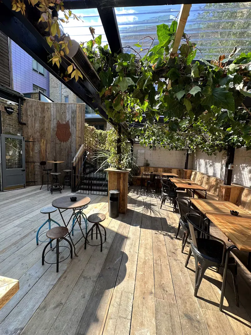Floor - wooden at Rustic-Style Bar Fulham, R876 (photo 6)
