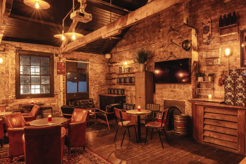 Crittall windows at Traditional Bar Queen's Park, N555 (photo 4)