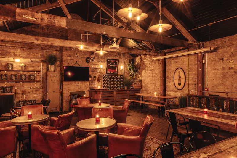 Sitting room at Traditional Bar Queen's Park, N555 (photo 7)