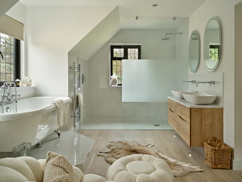 Bath - rolltop at Chobham Lake House, L756 (photo 21)