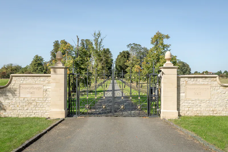 Gate at Listed Warwickshire Estate, H192 (photo 37)