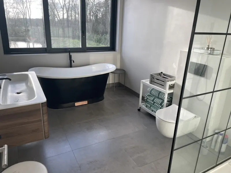 Bathroom at Modern pool house Wineham , D2769 (photo 12)