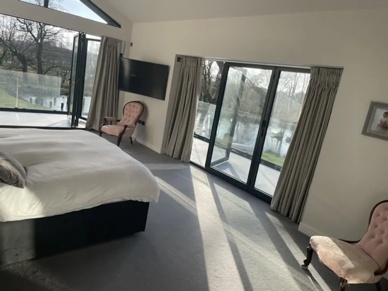 Bedroom at Modern pool house Wineham , D2769 (photo 9)