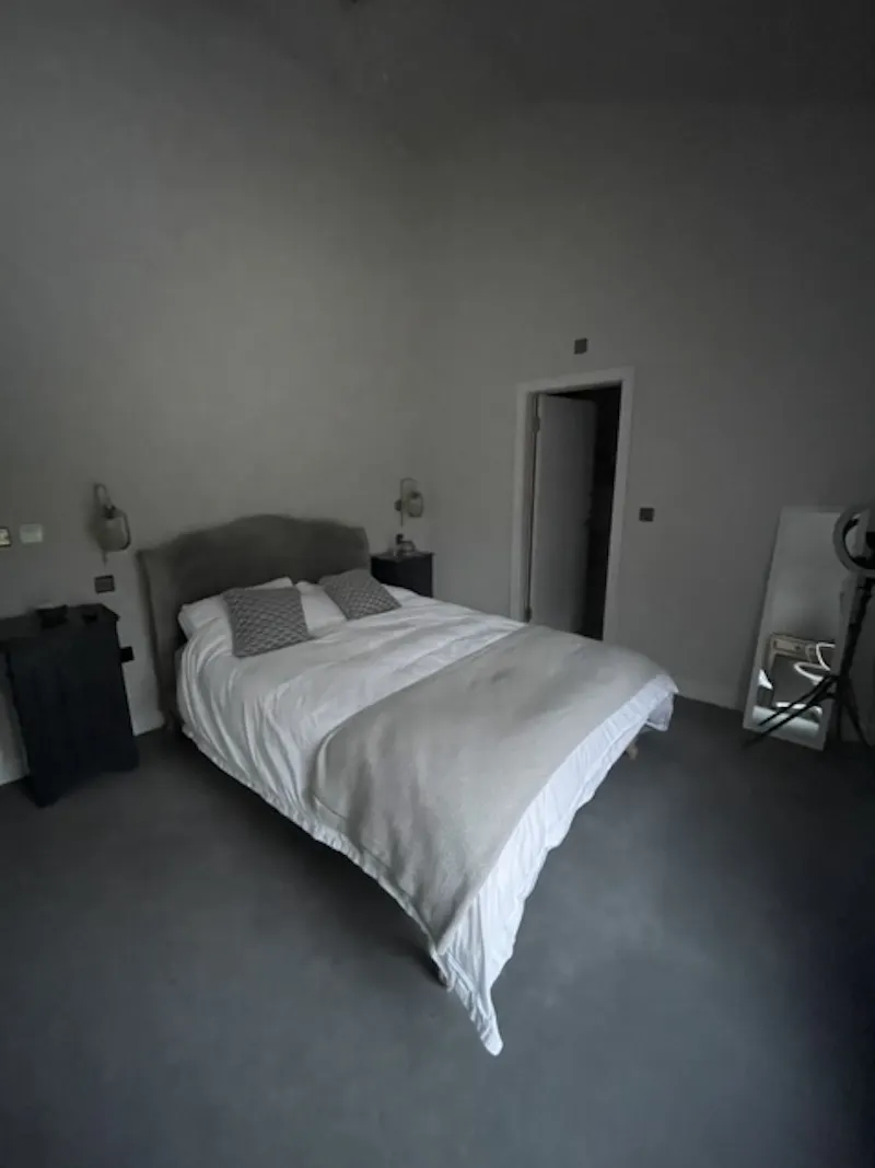 Bedroom at Modern pool house Wineham , D2769 (photo 11)
