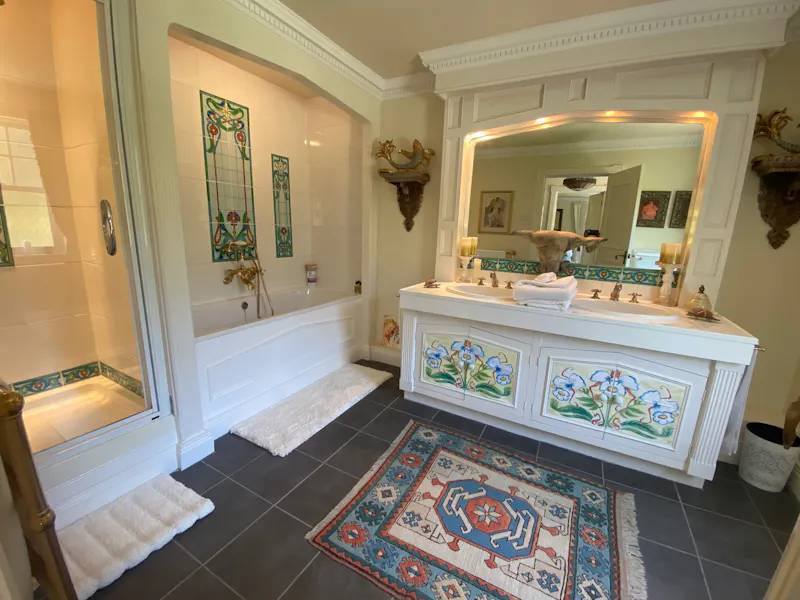 Bathroom at American style Esher house, D797 (photo 53)