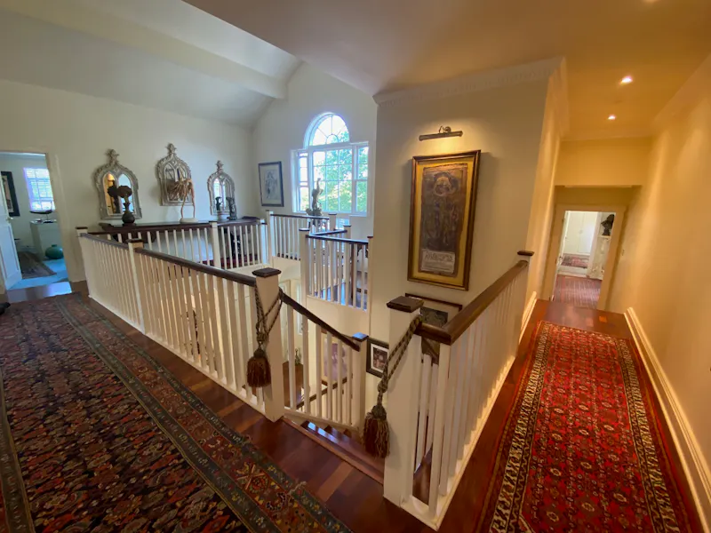 Landing at American style Esher house, D797 (photo 16)