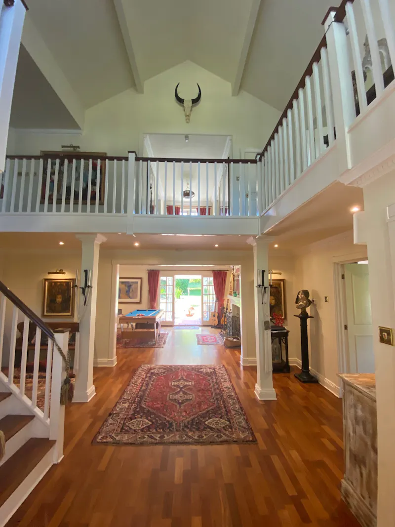 Entrance hall at American style Esher house, D797 (photo 8)