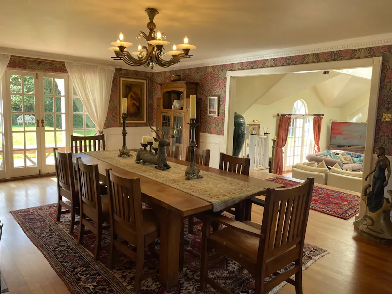 Dining room at American style Esher house, D797 (photo 34)