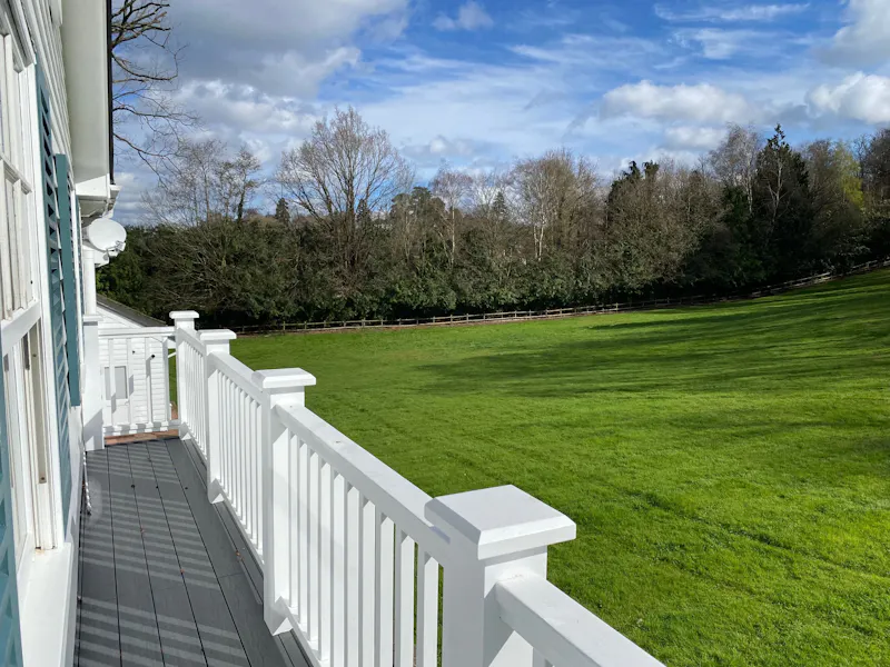 Balcony at American style Esher house, D797 (photo 62)