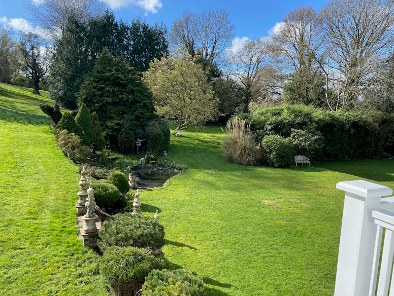 Garden at American style Esher house, D797 (photo 161)