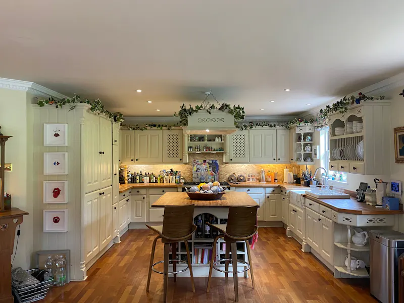Kitchen at American style Esher house, D797 (photo 33)