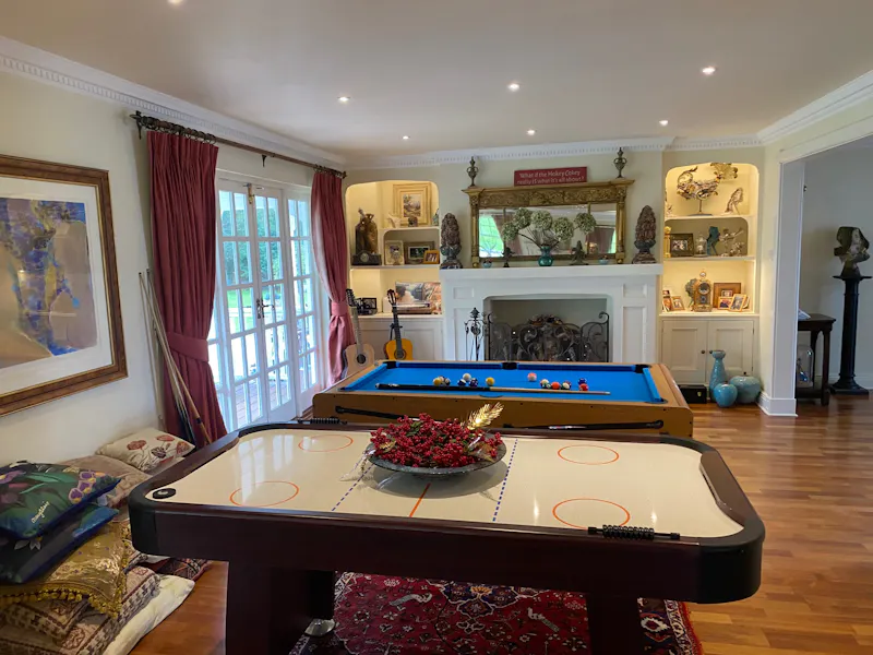 Games room at American style Esher house, D797 (photo 20)