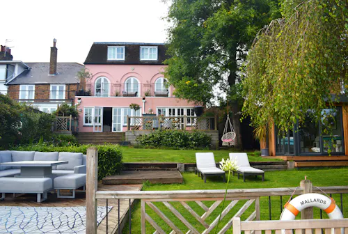 Thameside Pink House, B2040