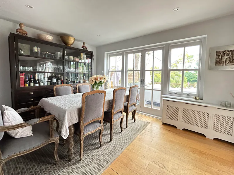 Dining room at Thameside Pink House, B2040 (photo 7)