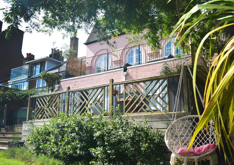 Thameside Pink House, B2040 (photo 4)