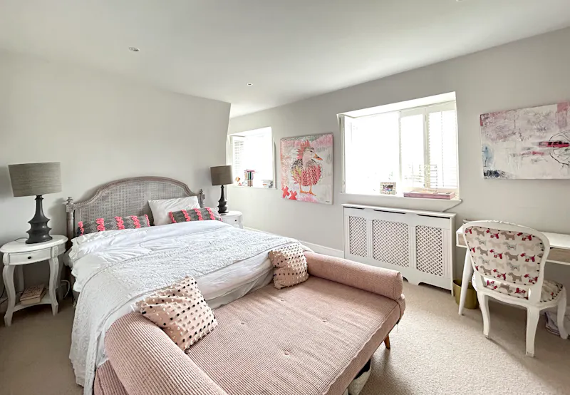 Bedroom at Thameside Pink House, B2040 (photo 15)