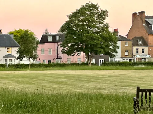 Thameside Pink House, B2040