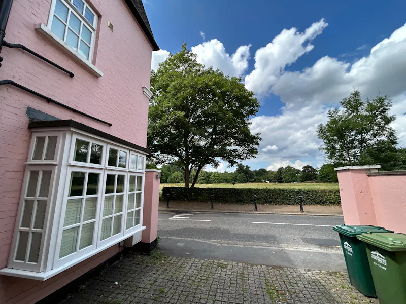 Driveway at Thameside Pink House, B2040 (photo 24)