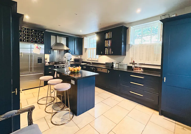Kitchen at Thameside Pink House, B2040 (photo 10)