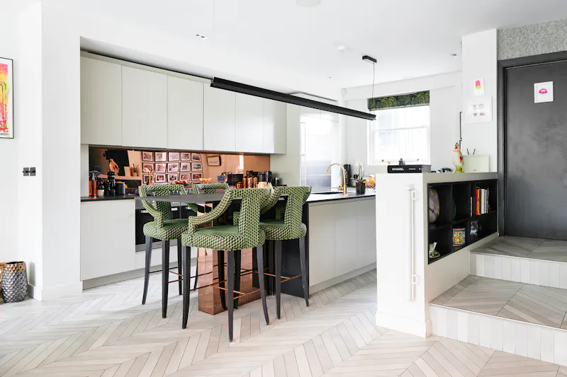 Kitchen island at Large Bayswater townhouse, A1633 (photo 10)