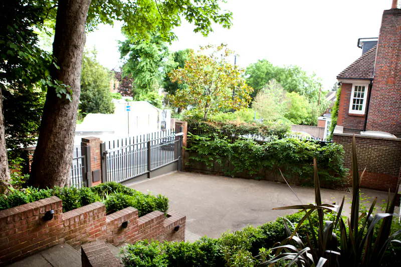 Airy Modern Highgate Home, D2546 (photo 37)