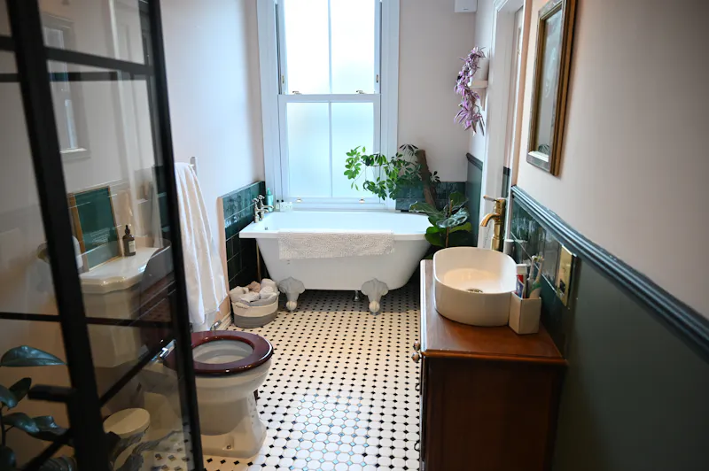 Bath - rolltop at Contemporary Peckham Townhouse, B2060 (photo 17)