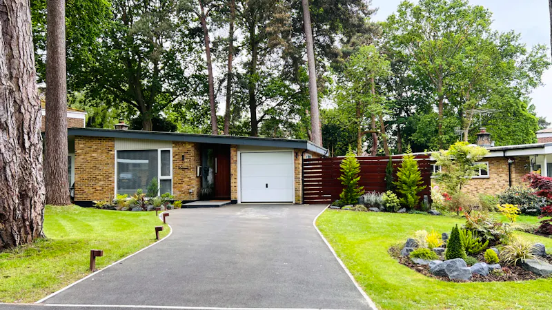 Driveway at American bungalow Crowthorne, D2505 (photo 38)