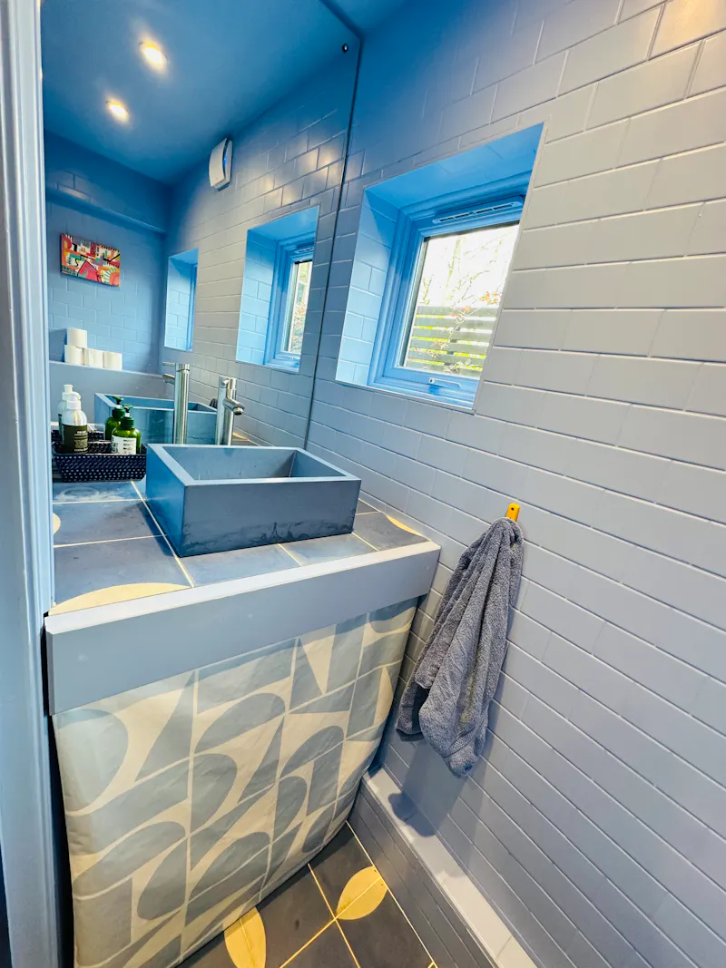 Bathroom at Colourful Harringay house, B2041 (photo 18)
