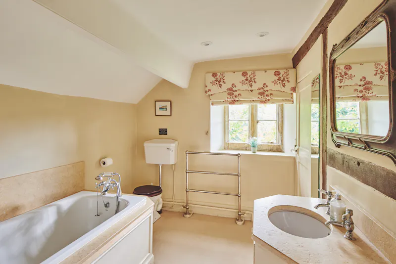 Bath at Picturesque Cotswold Grange, C943 (photo 24)