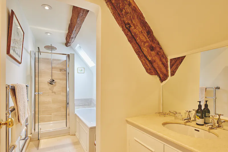Beams at Picturesque Cotswold Grange, C943 (photo 16)