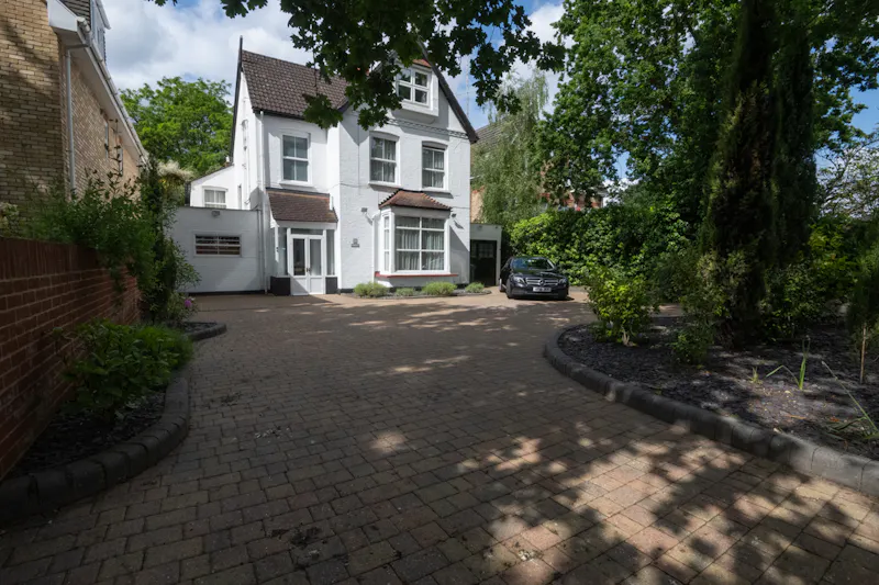 Detached Hampton family home, B2043 (photo 26)
