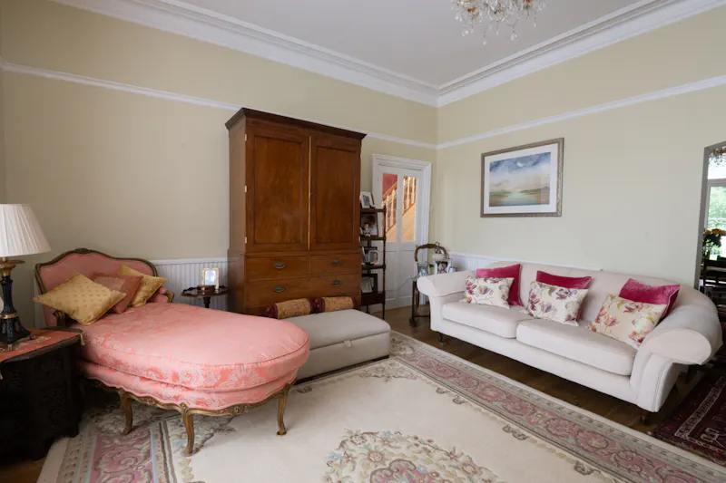 Detached Hampton family home, B2043 (photo 6)
