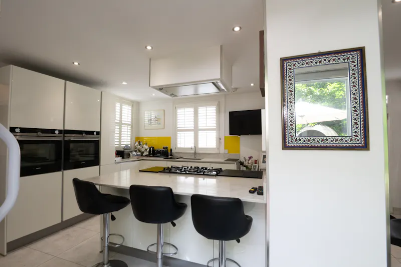 Detached Hampton family home, B2043 (photo 8)