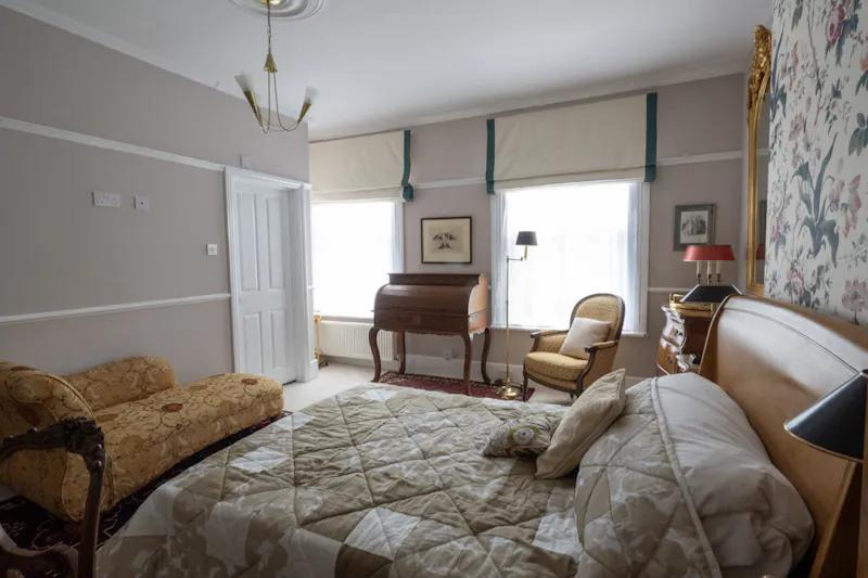 Detached Hampton family home, B2043 (photo 19)