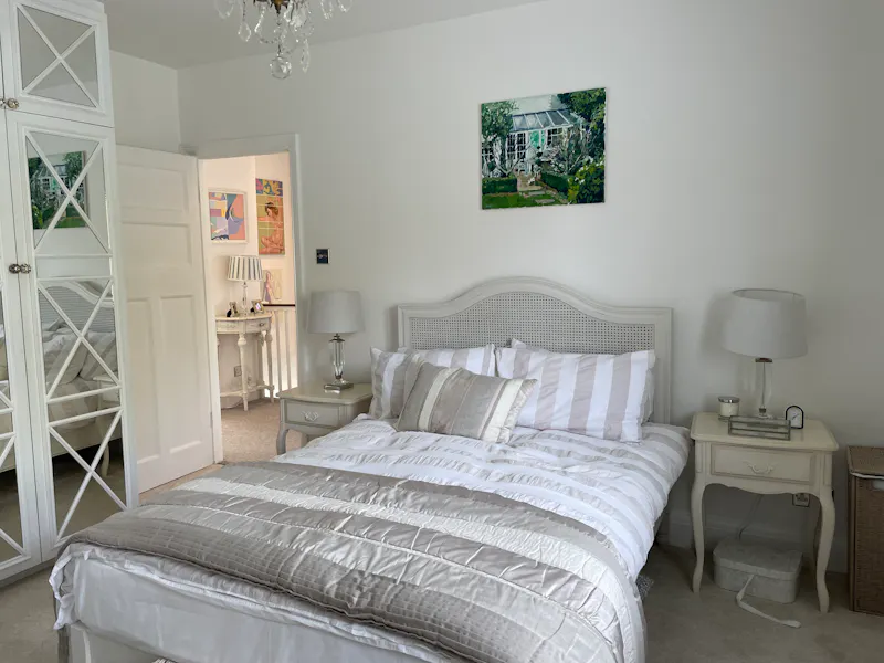 Bedroom at Pretty white Dulwich home, D2778 (photo 17)