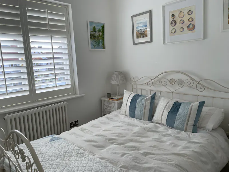 Bedroom at Pretty white Dulwich home, D2778 (photo 15)