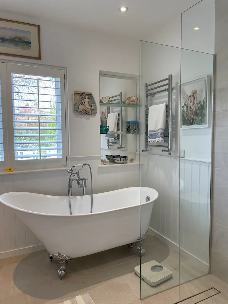 Bath - rolltop at Pretty white Dulwich home, D2778 (photo 20)