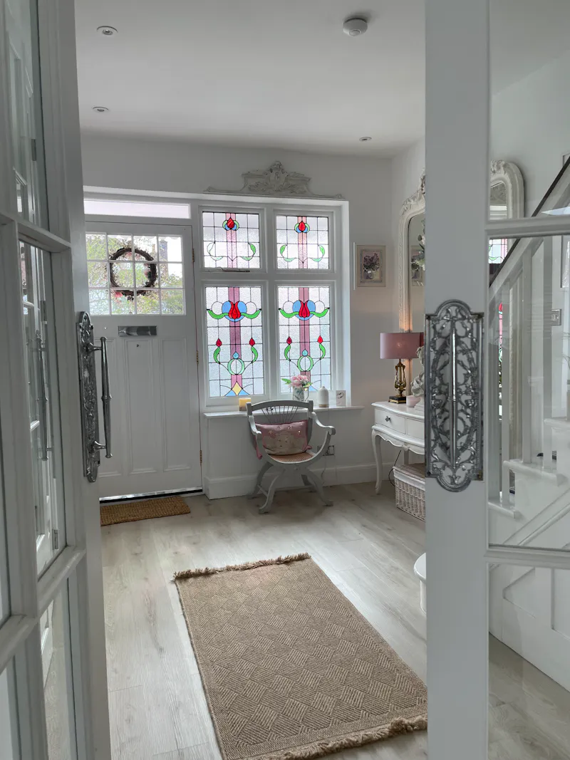 Entrance hall at Pretty white Dulwich home, D2778 (photo 3)