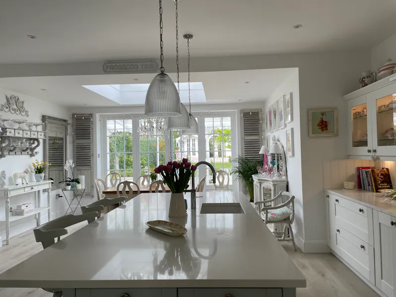 Kitchen at Pretty white Dulwich home, D2778 (photo 9)