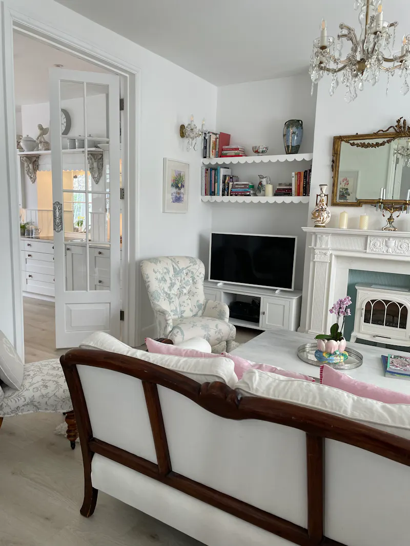 Pretty white Dulwich home, D2778 (photo 6)