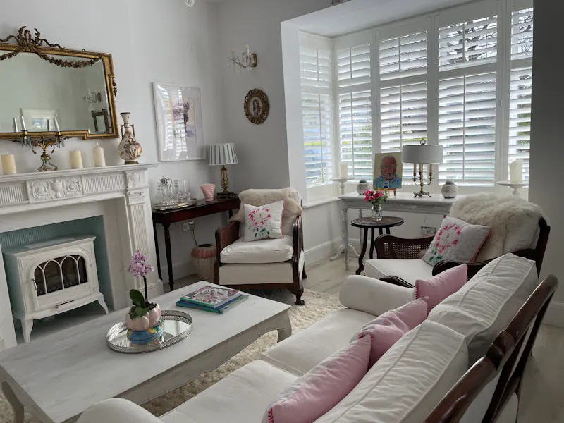 Living Room at Pretty white Dulwich home, D2778 (photo 5)