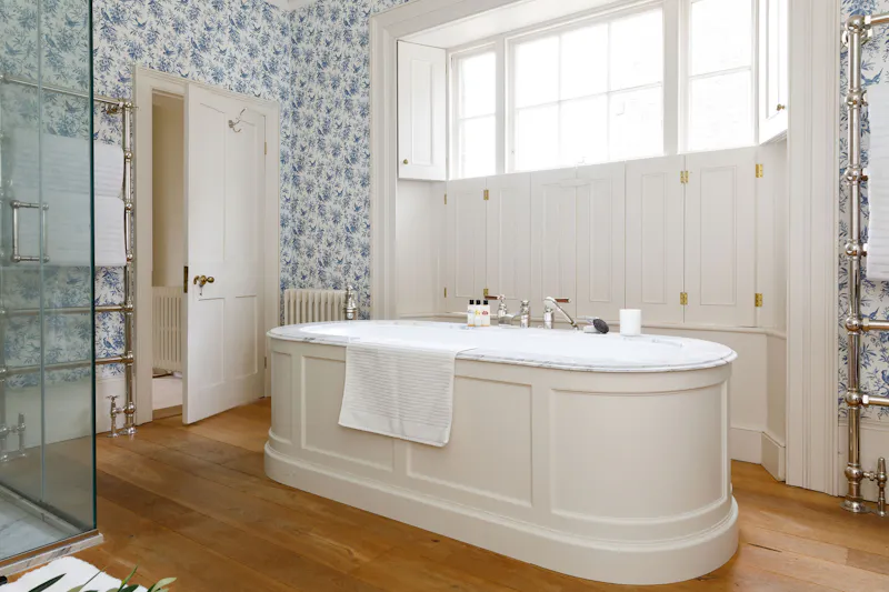 Bath - rolltop at Grade II-listed Sussex Manor, A1630 (photo 38)