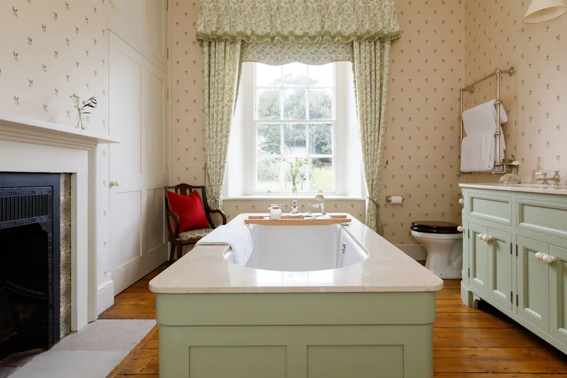 Bath - rolltop at Grade II-listed Sussex Manor, A1630 (photo 51)