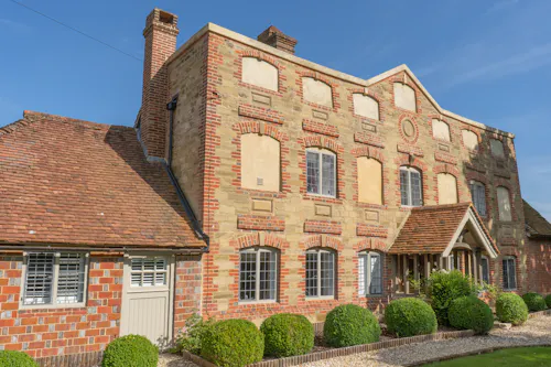 Modernised Tudor Petworth Manor, M362